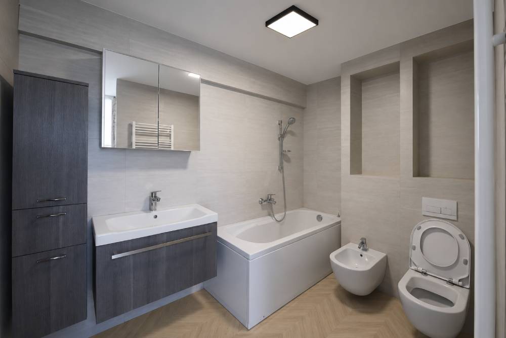 LED kvadratinis plafonas vonios kambaryje
