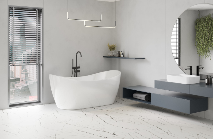 Plytelės balti stačiakampiai vonioje