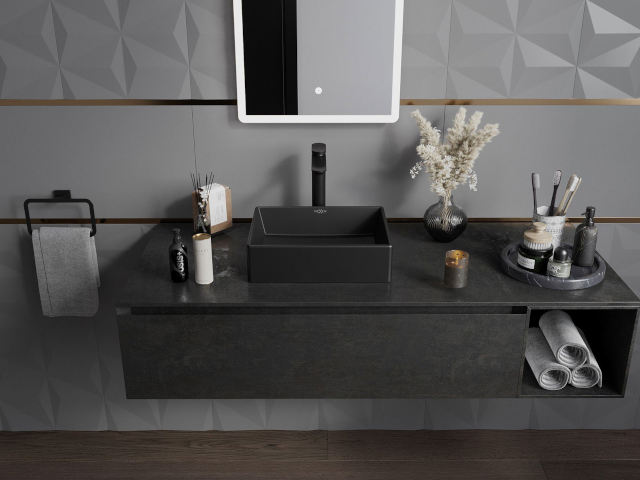 Stilinga juoda praustuves spintelė vonios interjere