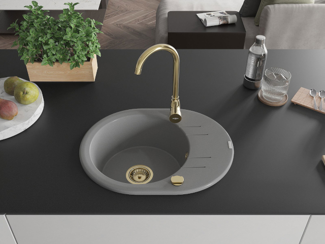 Kriauklė su auksiniu maišytuvu ir sifonu