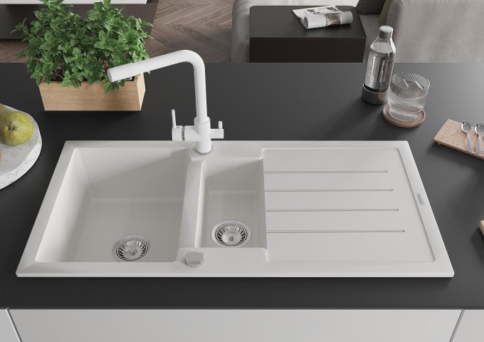 Baltos virtuvės maišytuvai su ištraukiama snapeliu