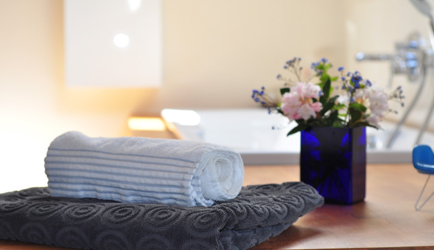 Atmosferiškas medinis vonios kambario įrengimas