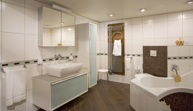 Veidrodinę spintelę dydis ir apšvietimas