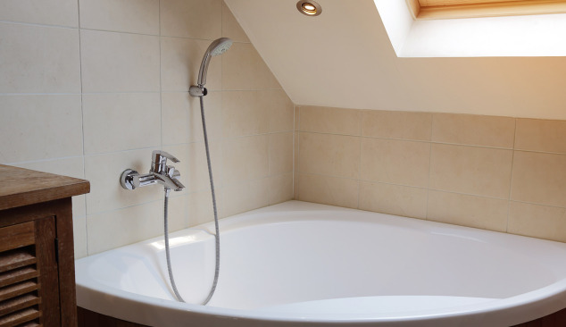 Kampinės vonios sprendžia vietos trūkumo problemą