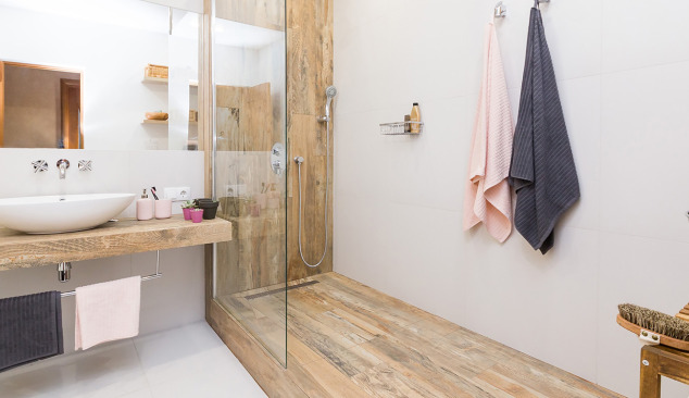 Modernus vonios kambarys su juodu maišytuvu