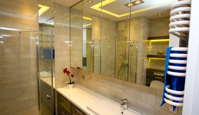 Kampiniai vonios kambario spintelės įvairiais stiliais