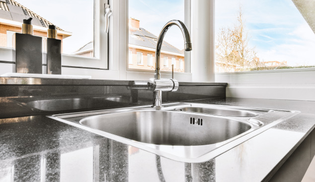 Ar galima įmontuoti kriauklę po langu?