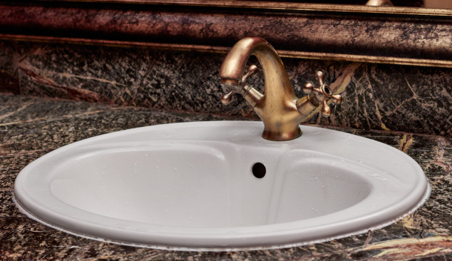 Aukso ir vario maišytuvai vonios kambaryje