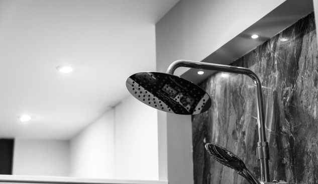 Juodai balta kompozicija jūsų vonios kambaryje