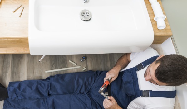 Kokiame aukštyje montuoti kriauklės nuotekų angą pagal vandens ir kanalizacijos normas?