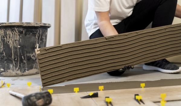 Plytelių klijavimo kainoraštis 2025 metais – kiek iš tikrųjų kainuoja glazūra?