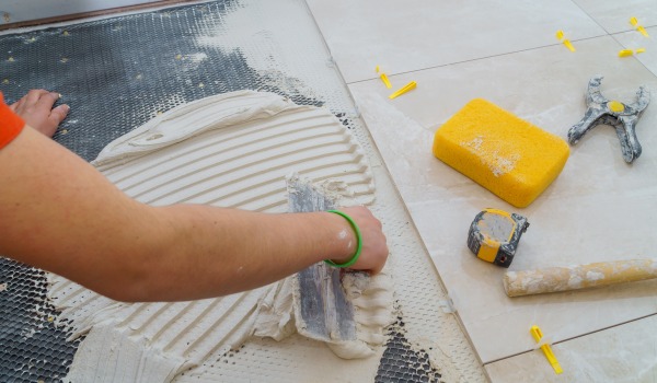 Kokį plytelių klijus pasirinkti?