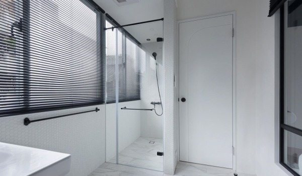 Dušas padėklas ar linijinis nutekėjimas?