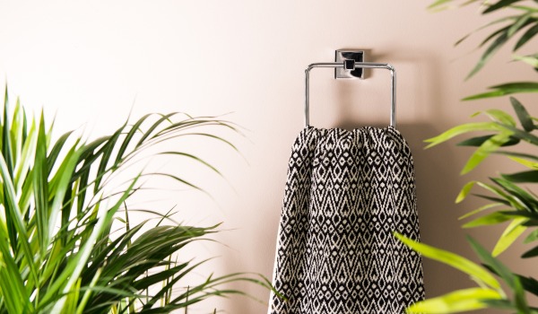 Kokį būdą vonios aksesuarams montuoti pasirinkti — rankšluosčių kabykla be gręžimo ir su gręžimu