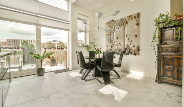 Kokios yra plytelių nusidėvėjimo klasės? Patikrinkite, kurios gresinės plytelės tiks virtuvei, vonios kambariui ir svetainei.