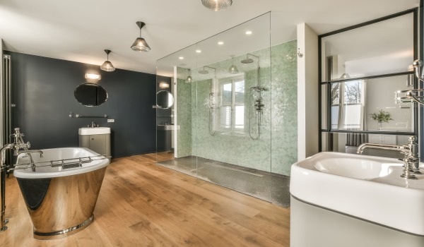 Plytelių ir plokščių sujungimas – dažniausios klaidos, geros praktikos ir idėjos stilingiems perėjimams