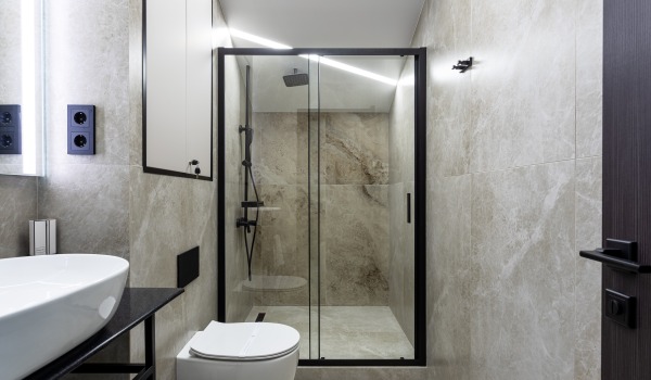 Dušas kabina be padėklo: kokie jos trūkumai ir privalumai? 