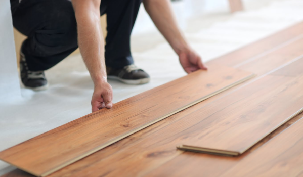 Kaip išlyginti grindis po laminatu be išlyginimo mišinio?