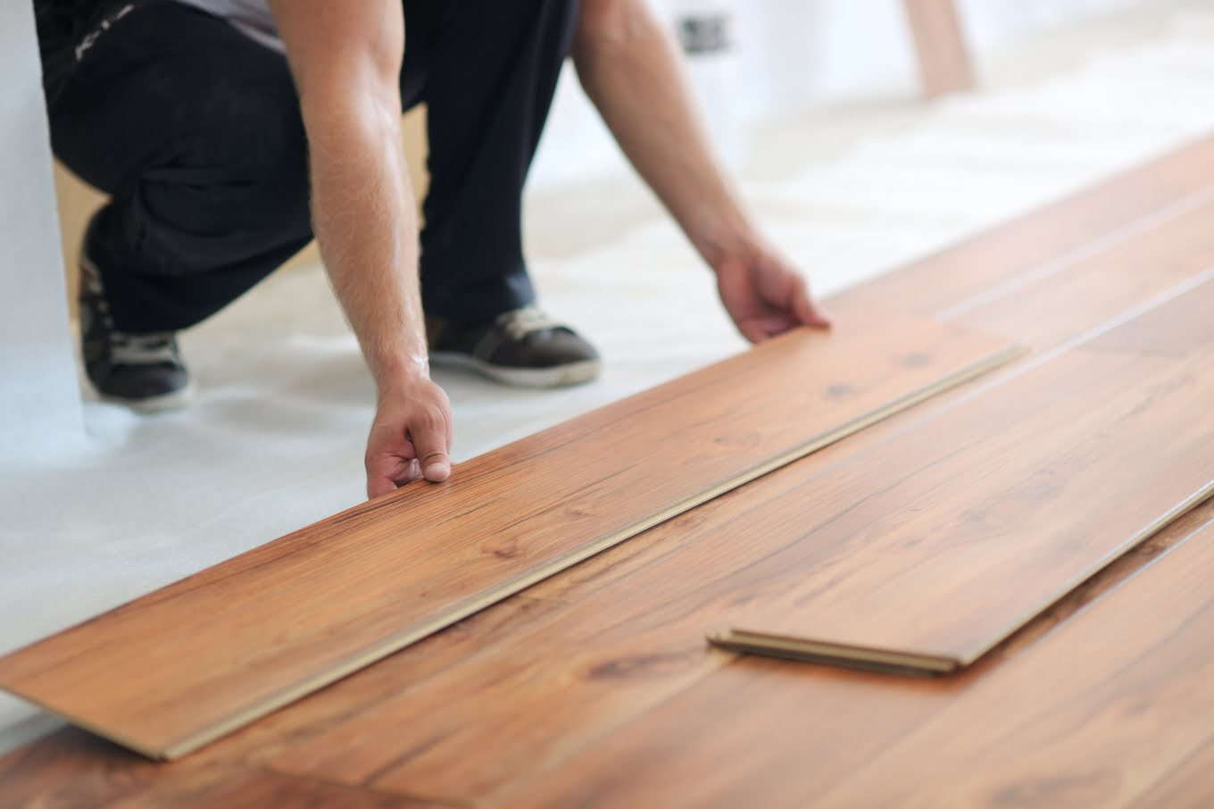 Kaip išlyginti grindis po laminatu be išlyginimo mišinio?