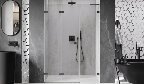 Vonios kambarys su geometrinėmis plytelėmis ant sienos