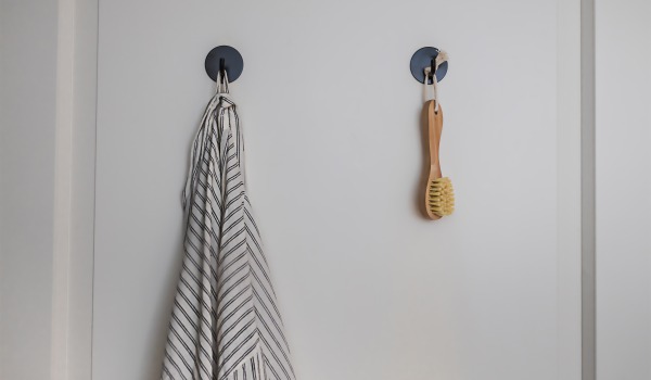 Kaip pritvirtinti vonios kambario aksesuarus su siurbtukais, kad jie nenukristų?