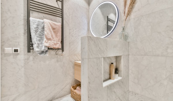 Plytelių pažeidimai - kaip užmaskuoti įtrūkusią plytelę